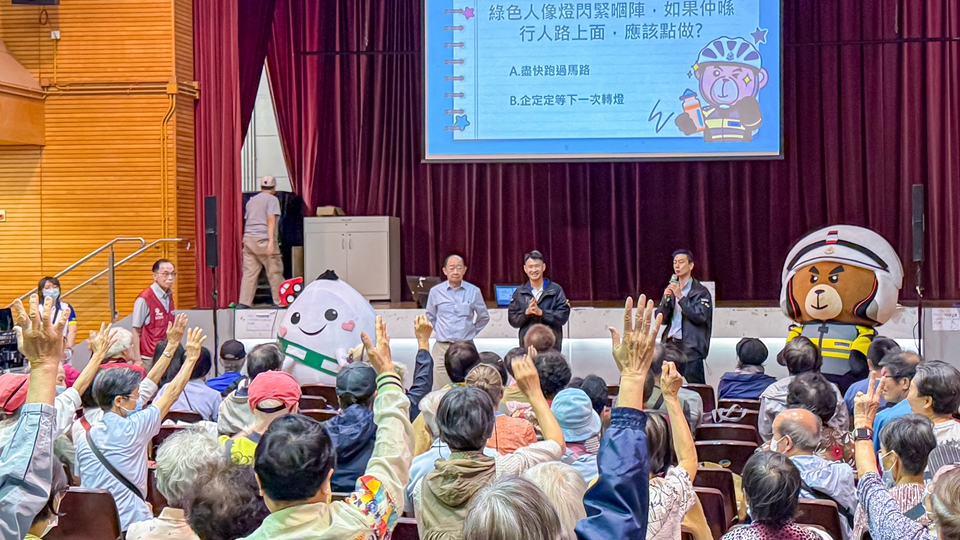 警方聯同道路安全議會向長者宣揚道路安全訊息