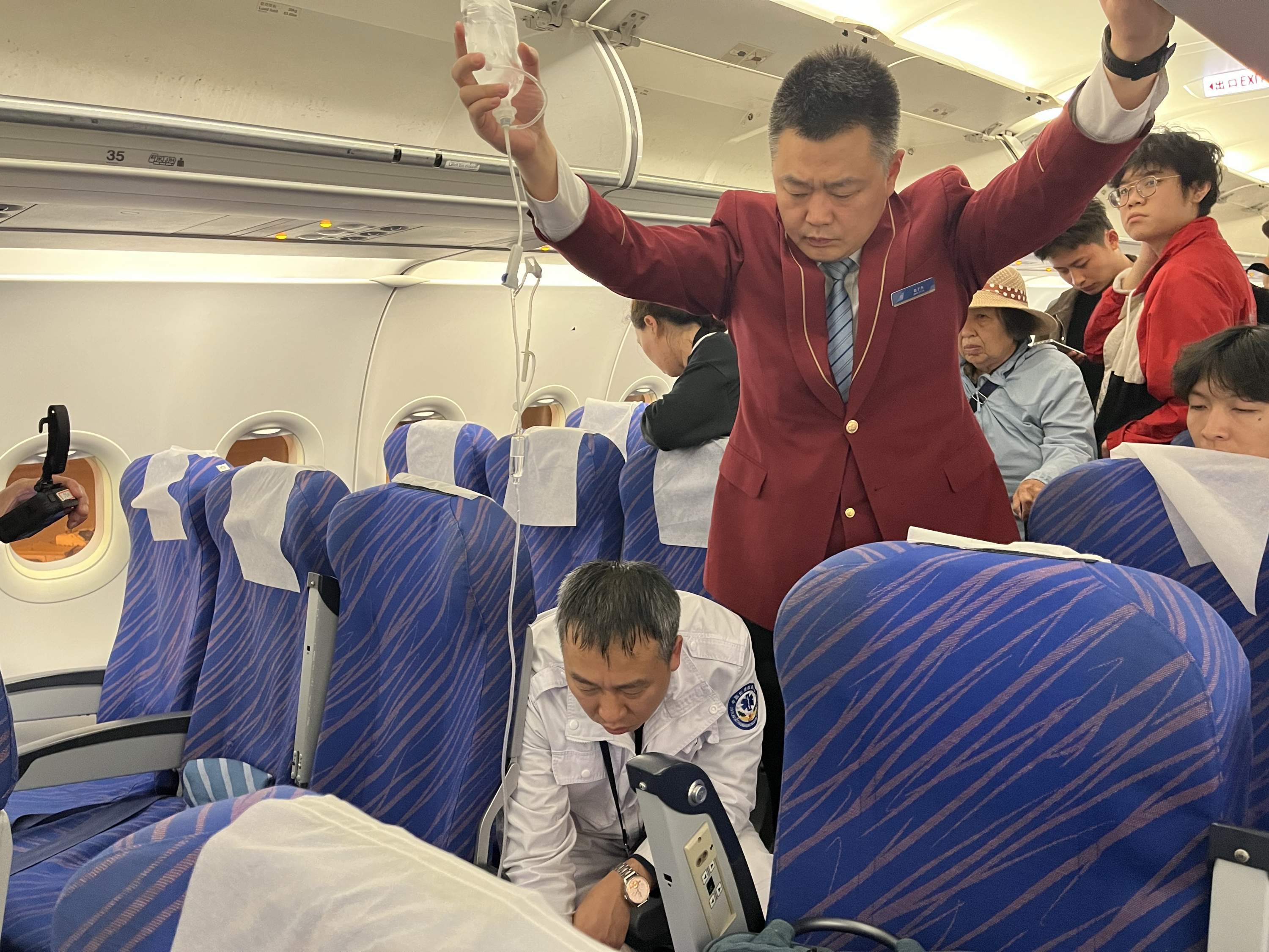 航班下客突發！南航空地聯動救回暈倒老人