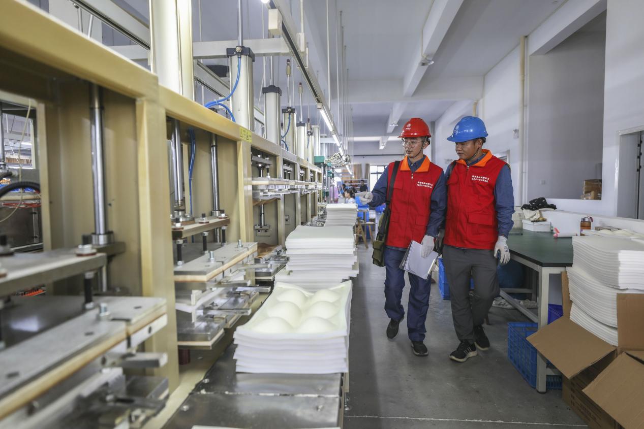 皖祁門縣：電力持續加持 服裝產業「蝶變」