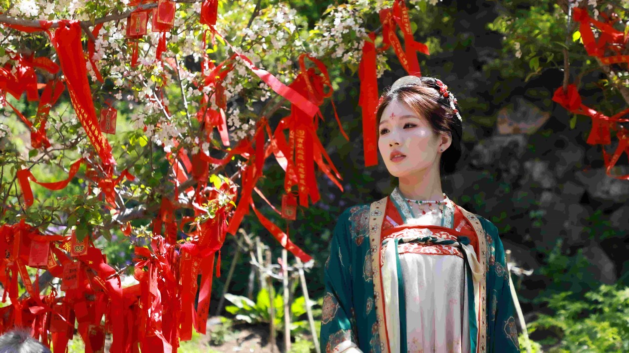 海棠花海映古今  百名漢服「女神」齊聚岱頂