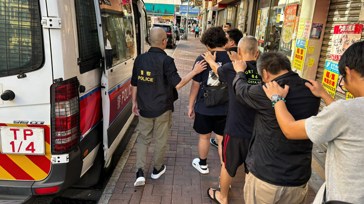 警方上水破釣魚機賭檔 拘7男檢賭具