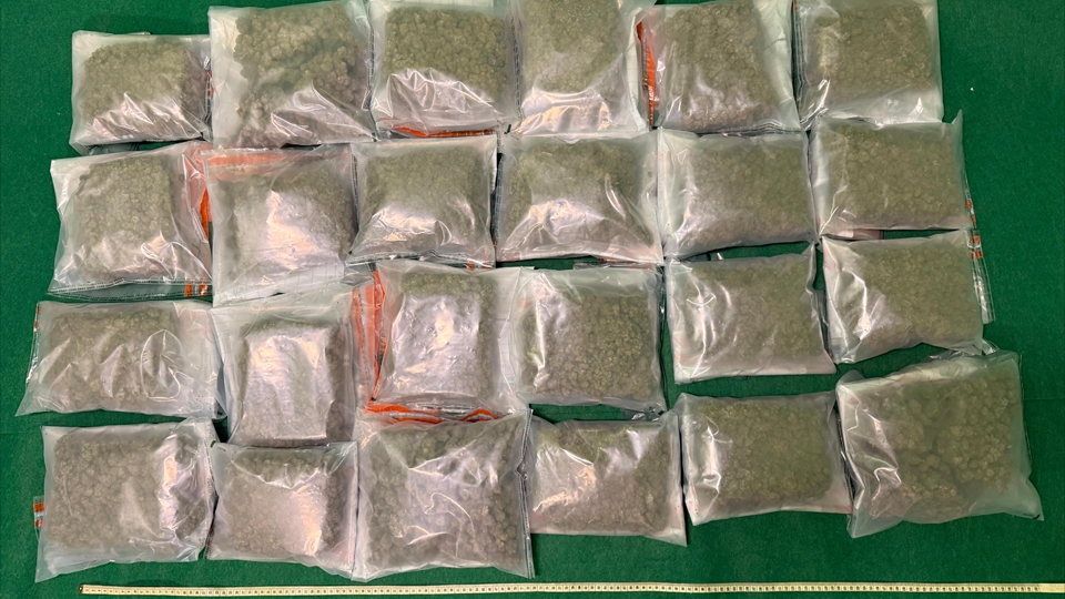 行李箱藏13公斤懷疑大麻花 海關機場拘捕由曼谷抵港外籍男