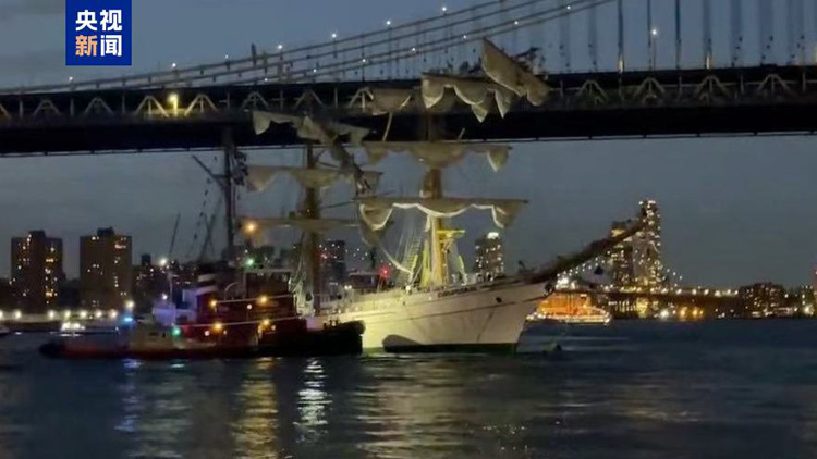 墨西哥海軍一帆船撞上紐約布魯克林大橋 多人落水
