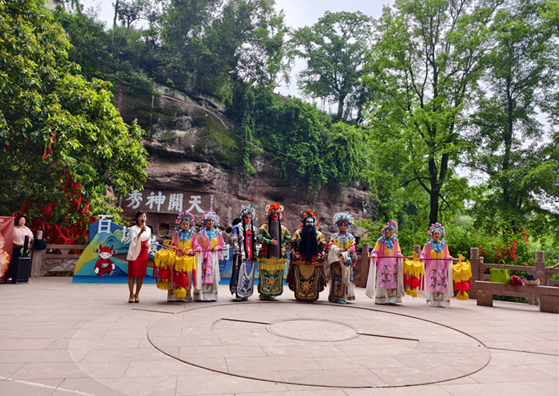 皖休寧縣：黃梅唱響齊雲山