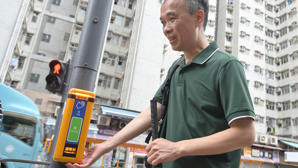 運輸署料2027年底前更換全港2000路口共1.3萬套電子行人過路發聲裝置