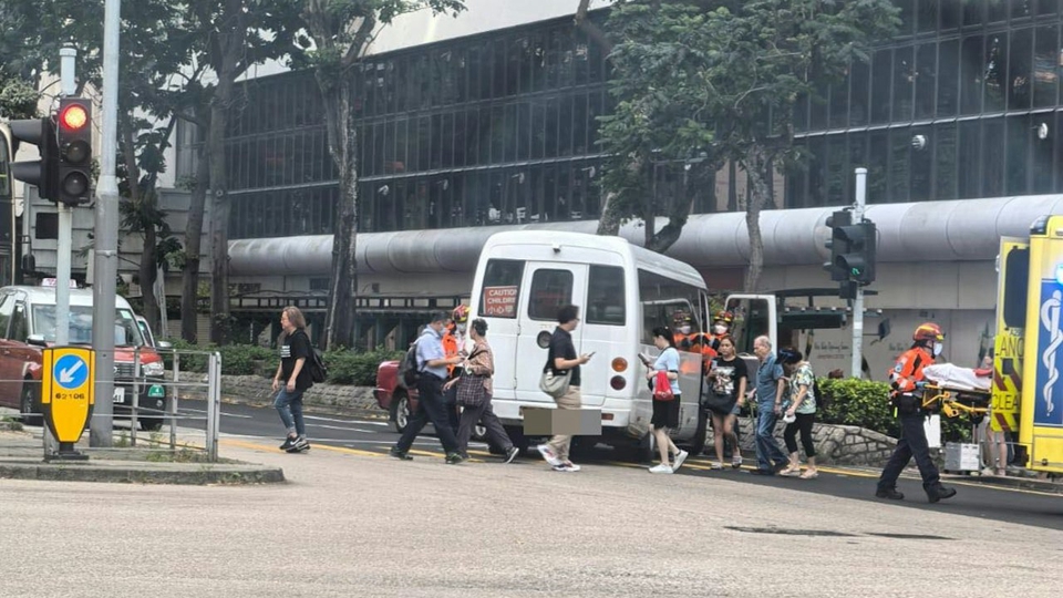 紅磡校巴司機疑暈倒 逆線撞的士釀3傷