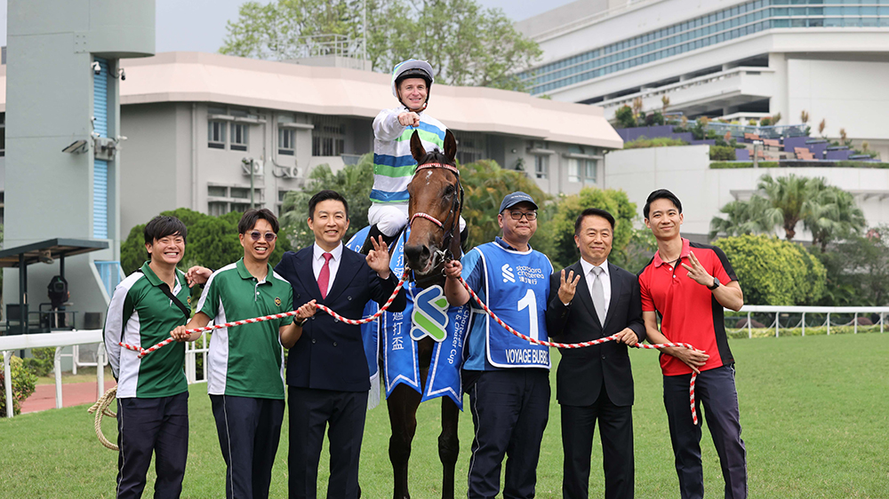 「遨遊氣泡」勇奪渣打冠軍暨遮打盃 成為香港賽馬史上第二匹「三冠王」