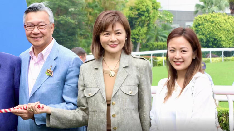 有片 | 星際快車榮智健拉頭馬 關之琳罕見現身馬場 風采依然