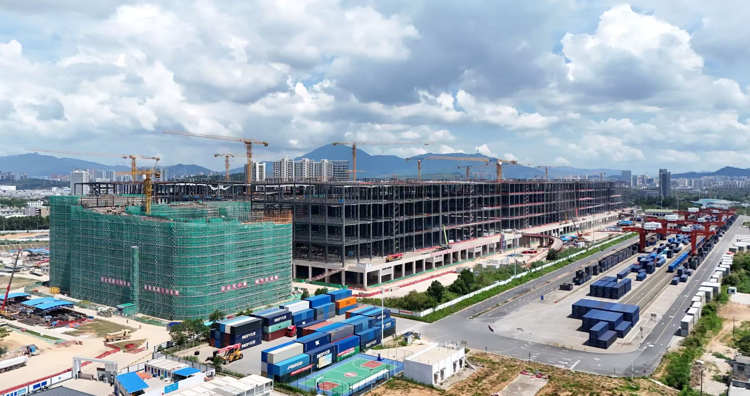 全國首例鐵路上蓋智慧物流園鋼結構主體完工