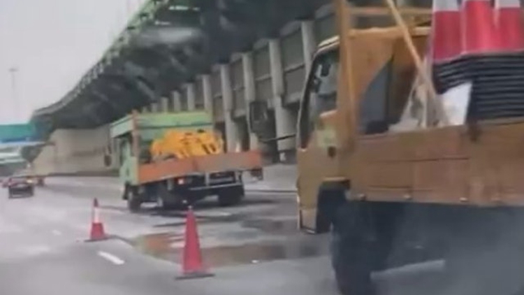 屯門公路近兆康港鐵站有食水管滲漏 中線及快線暫時封閉