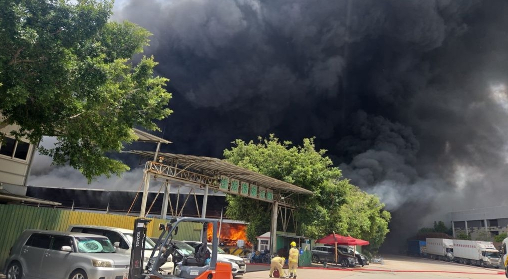 天水圍廈村一貨倉三級火 一男子背部受傷送院