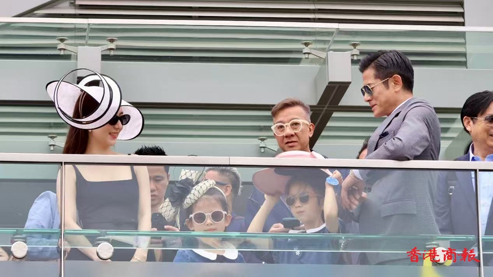 有片｜城城馬場曬恩愛 方媛傳懷第三胎 黑色低胸裙顯優雅氣質