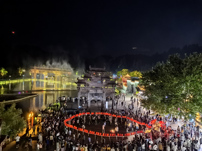 傳統非遺破壁出圈  皖黟縣「西遞板凳龍」舞出新天