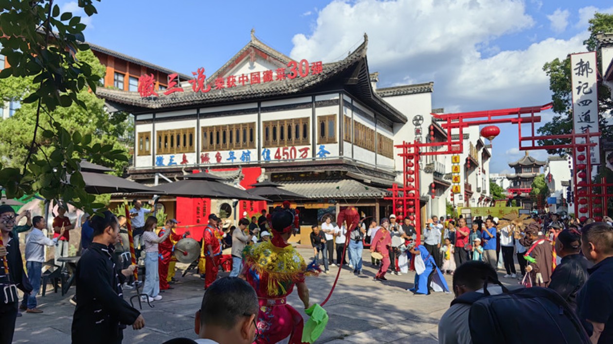 皖徽州區：長桌宴敬老傳情 跳鍾馗同祈安康