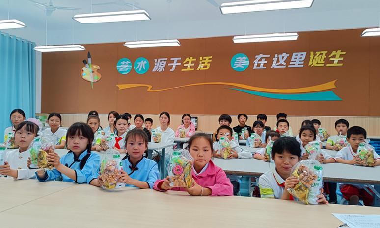 皖黟縣宏村學校：粽香傳情 愛暖童心