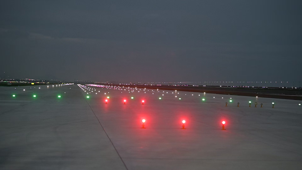 深圳機場三跑道項目助航燈光順利亮燈 工程建設全面進入收尾階段