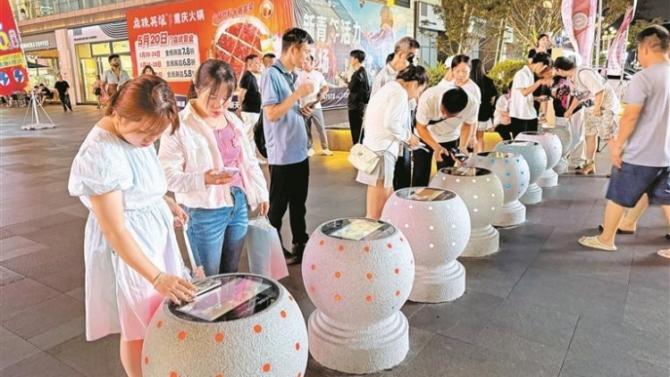 科技感滿滿！深圳街邊石墩子也能無線充電