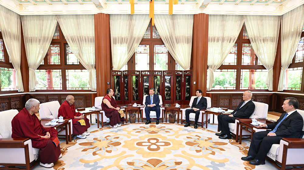 習近平接受班禪額爾德尼·確吉傑布拜見