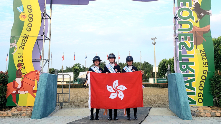 有片 | 全國馬術場地障礙錦標賽 港隊3女將發揮出色勇奪銀牌
