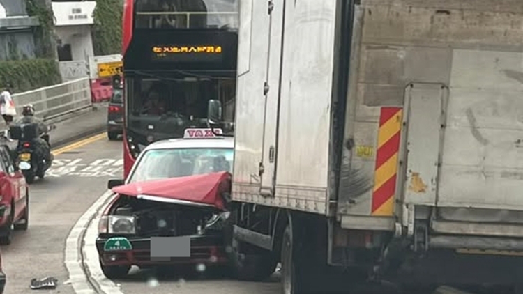 藍田連德道貨車逆線撞的士 司機受傷一度被困