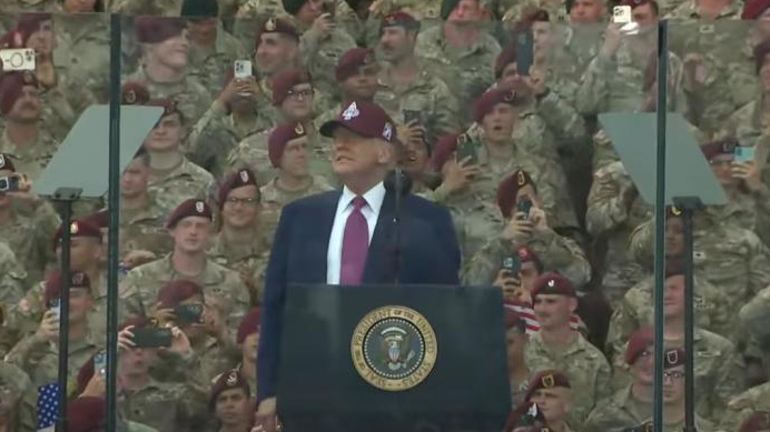 特朗普演講現場豎起巨型防彈玻璃