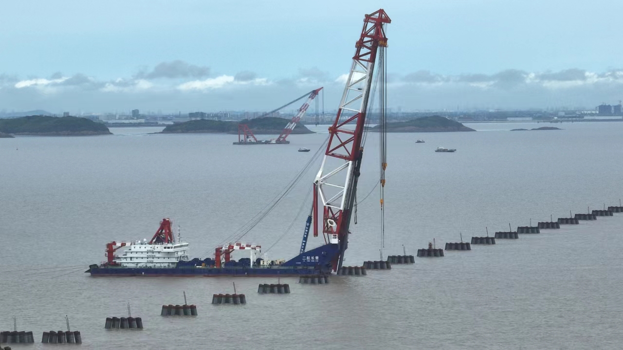 世界最長高速鐵路橋海中引橋鋼管樁完成沉放