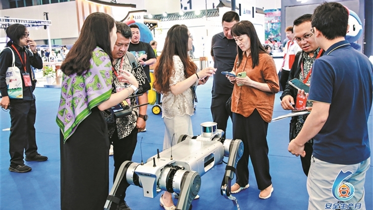 炫酷「黑科技」亮相安全宣傳諮詢日活動