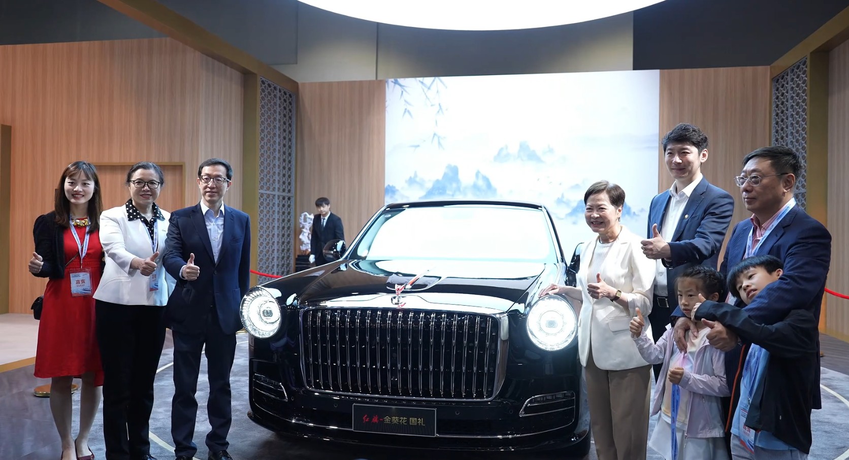 香港特區第五任行政長官林鄭月娥女士參觀紅旗展台