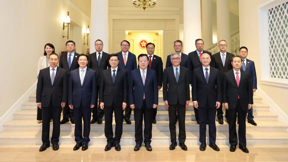 夏寶龍抵達香港 與李家超及特區政府高層官員座談