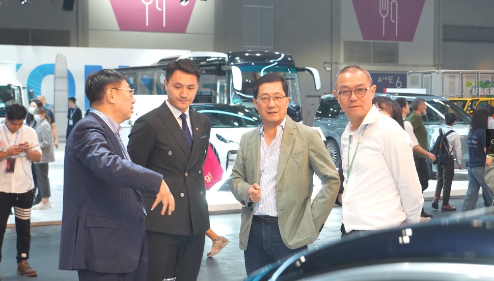 旗耀香江 共擎未來 香港機場管理局主席林天福參觀紅旗展台 給予紅旗產品高度評價