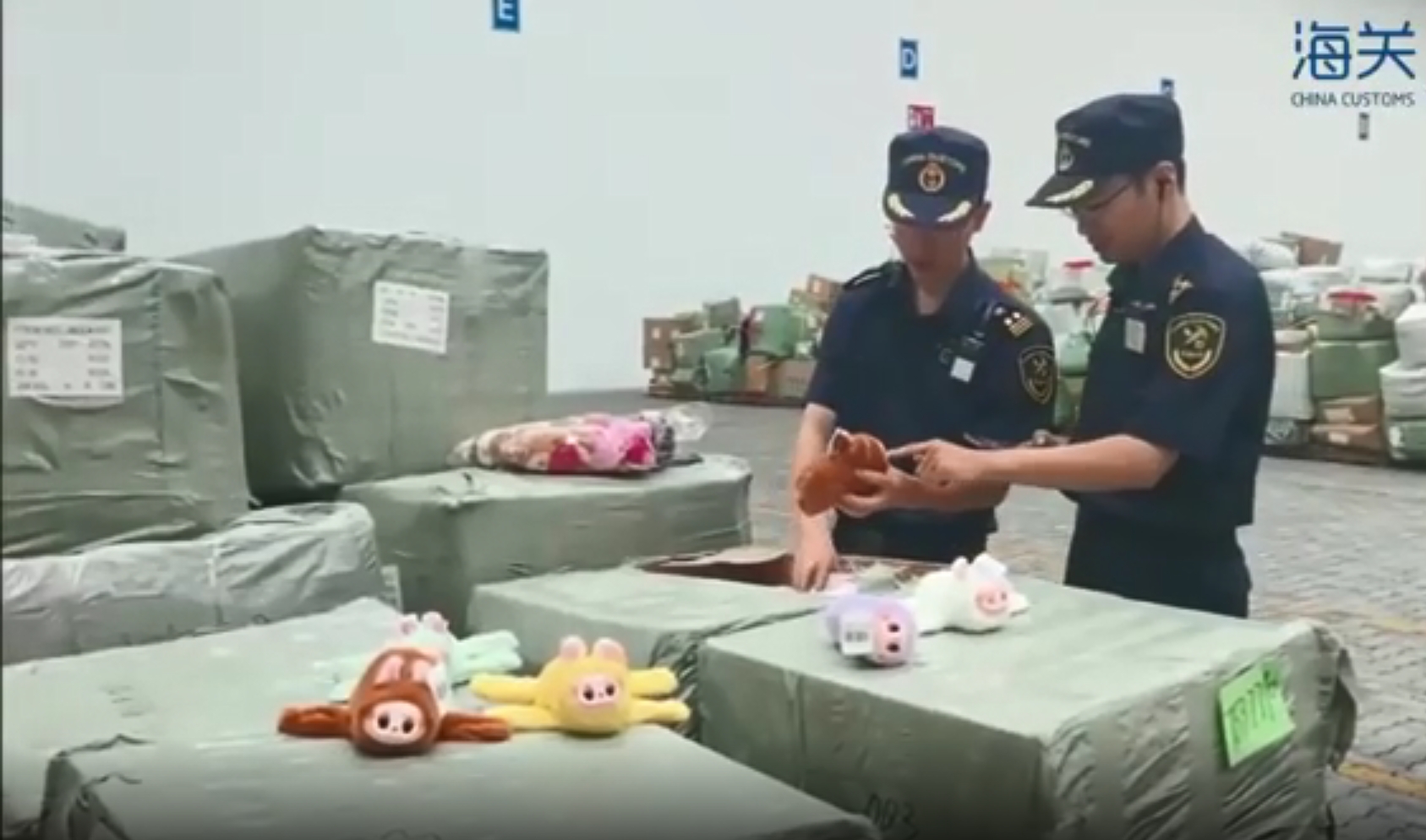 港珠澳大橋海關檢獲逾2萬個翻版「LABUBU」