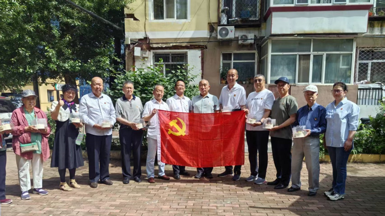 哈市香坊區建北社區舉辦七一主題生日會  情暖銀髮黨員