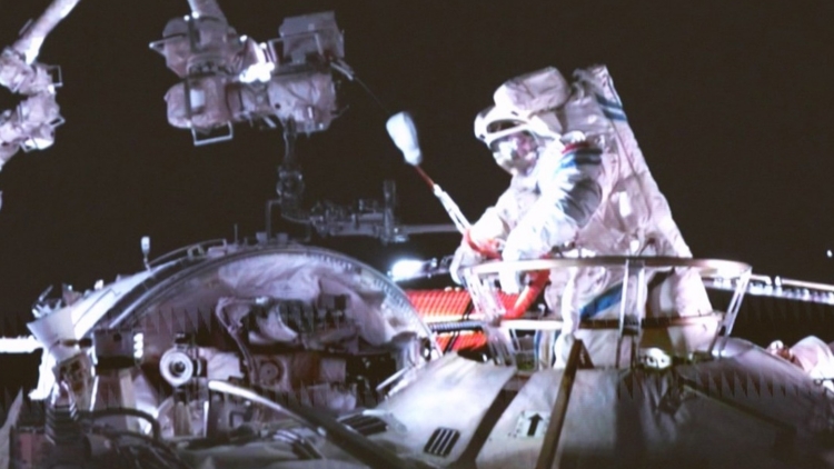 神二十乘組將擇機第二次出艙