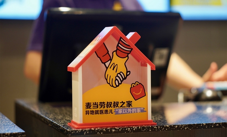 王楚欽化身「愛心使者」，麥當勞「愛心箱」溫暖異地就醫患兒家庭