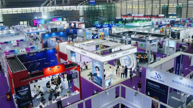 2025深圳國際眼鏡業博覽會開幕​  AI 賦能「鏡」彩綻放 