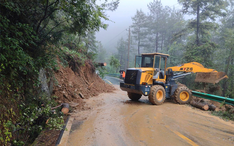 皖黟縣公路：全力開展汛期塌方清理工作
