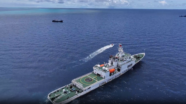 中國海警位中國黃岩島領海及周邊區域執法巡查