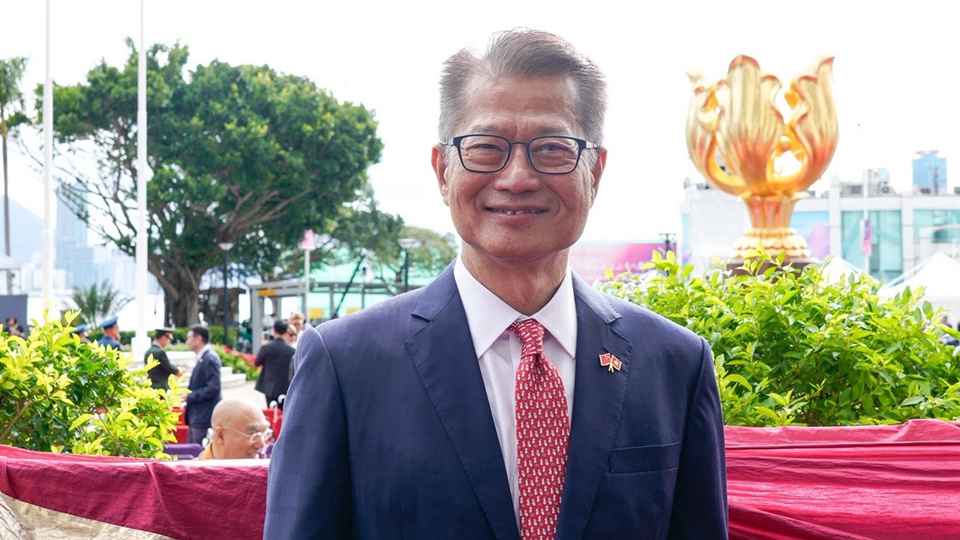 陳茂波與同事品嚐飲品美食 慶祝香港回歸祖國28周年 