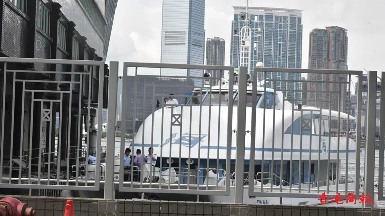 山東艦編隊首次訪港 政商界人士登艦參觀