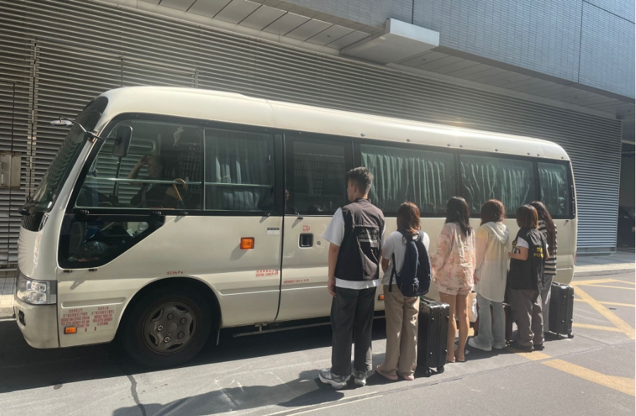 警方灣仔掃黃拘10名女子