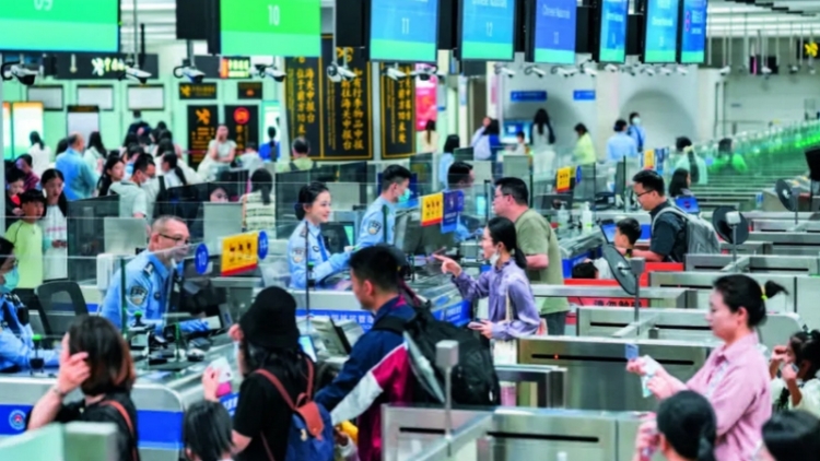 利用雙胞胎哥證件矇混矇混過關赴港敗露 西九龍邊檢站查獲冒用證件出境案