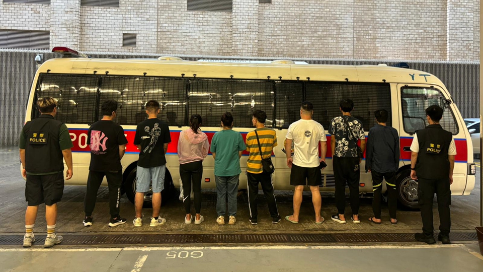 警方油麻地到破非法釣魚機賭檔 拘捕9名男女