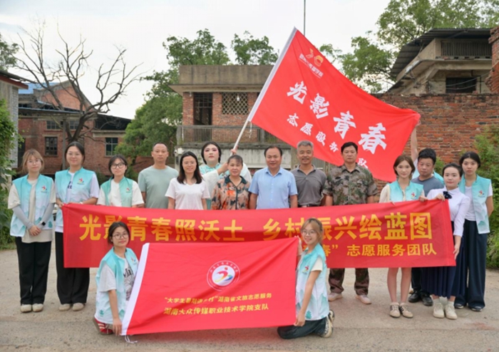湖南大眾傳媒職院學子探訪舂陵江鎮陶瓷產業