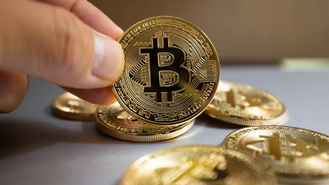 比特幣「狂飆」不止 首破12萬美元！