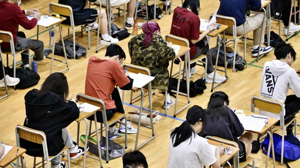 逾1.6萬DSE考生考獲「332A33」 達八大入學門檻 誕生16名狀元