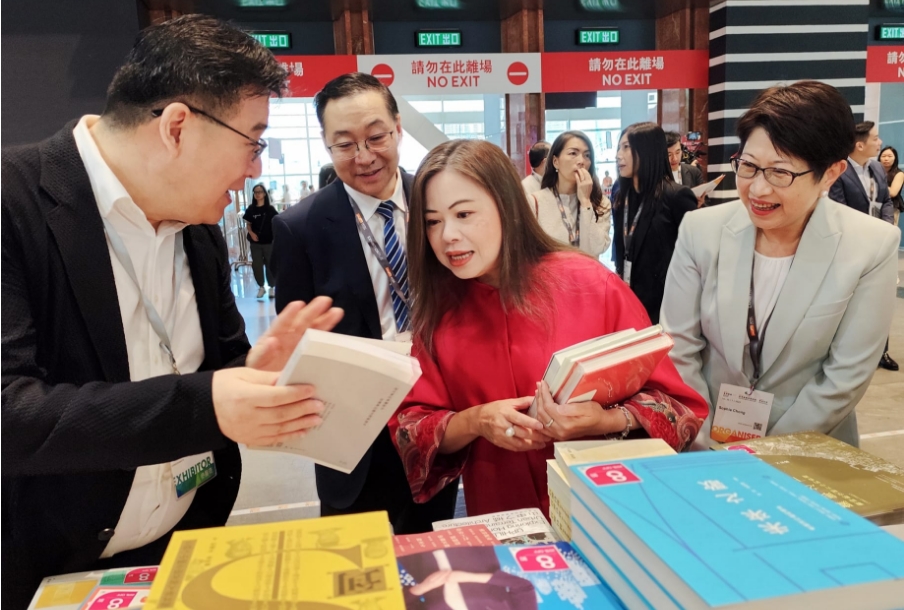 書展首天人流暢旺 鄧炳強羅淑佩入場買書