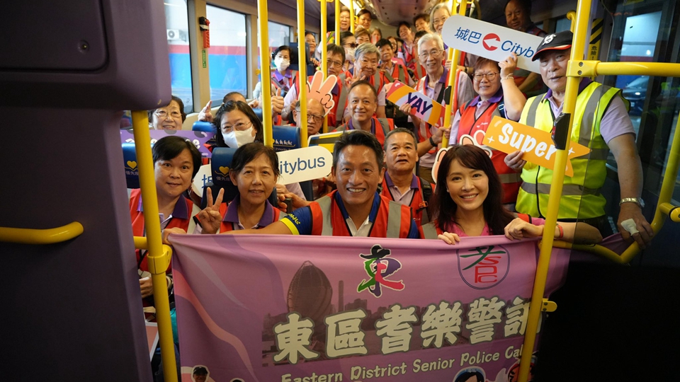 警方聯同港姐向海嵐等參觀城巴車廠 推廣長者行人安全