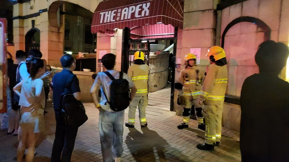 網購M18煙霧彈拔出保險撞針後棄於走廊 警拘13歲男童