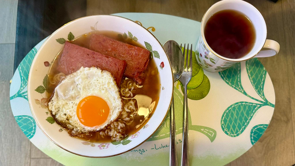 羅淑佩10號風球下吃餐蛋麵：像吃「平安包」