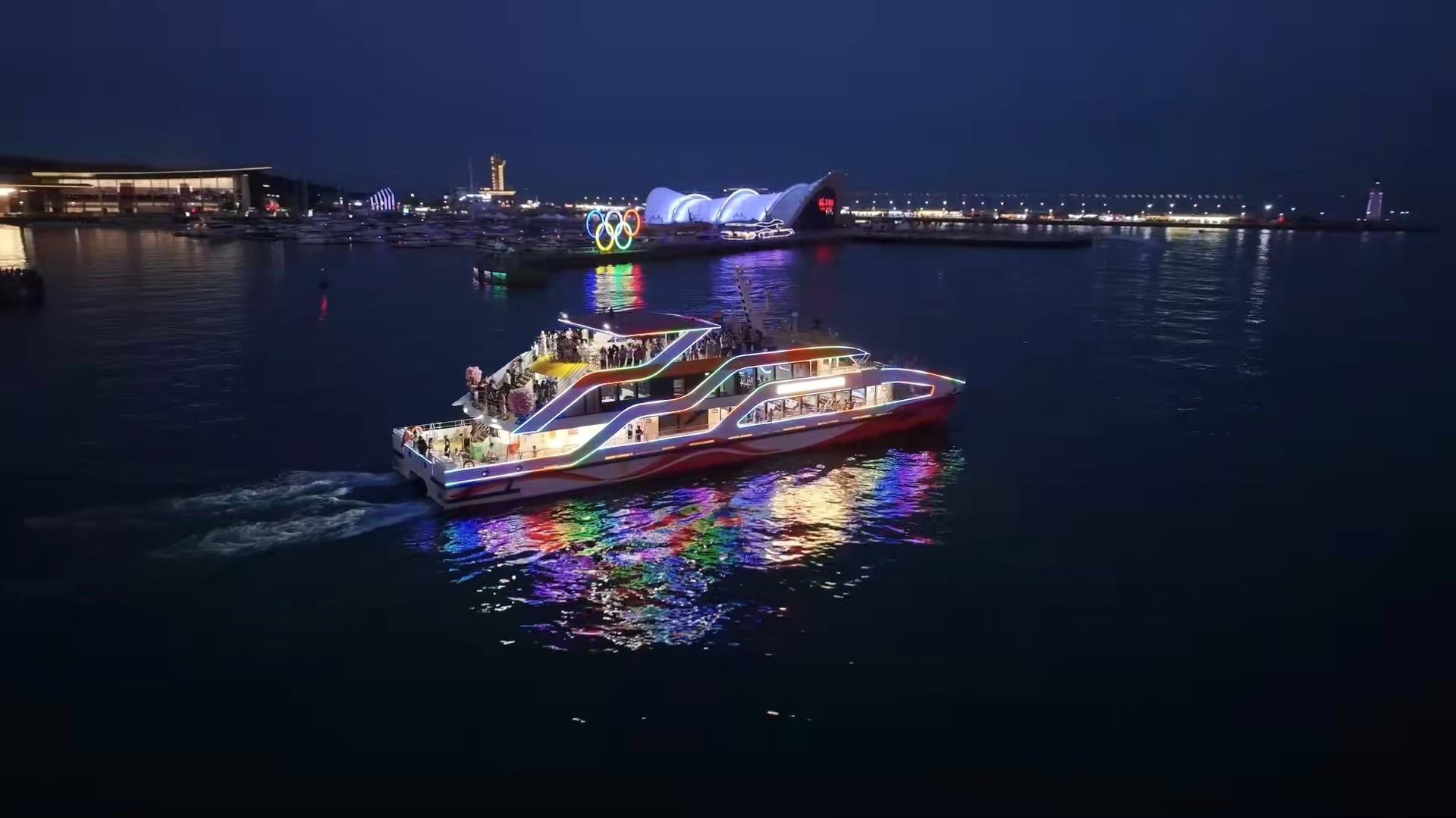 外籍嘉賓夜遊浮山灣點贊青島：魅力之城值得世界探訪